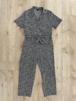 Jumpsuit, Heldragt, Monki, str. Medium,  Sort og hvid,  Viskose,  Næsten som ny, Sort og hvid blomst