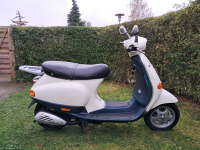 Piaggio Vespa ET2, 2004, 33000 km, Cremefarvet, Super flot original piaggio vespa et2 scooter sælges