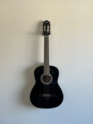 Klassisk, andet mærke, Klassisk akustisk guitar fra Sant. Der er et lille slidmærke (se sidste bille