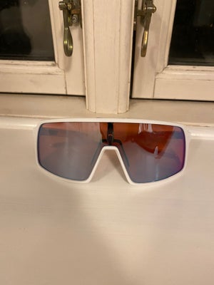 Solbriller unisex, Oakley, Oakley Sutro briller.
Super fede briller der kun er brugt 2 gange. 
Perfe