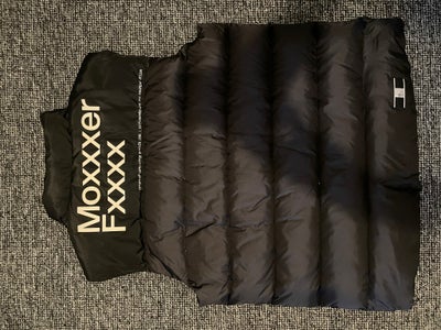 Vest, str. M, Moncler,  Sort,  Ubrugt, Hej
Sælger min rigtig fede Moncler vest. Sælges da den er for