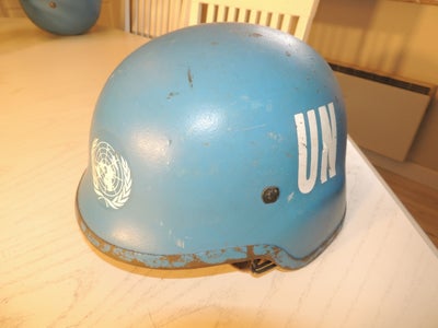 Militær, FN HJELM - STØRRELSE MEDIUM, et pænt samlereksemplar med intakt liner og hagerem mv.
kan se