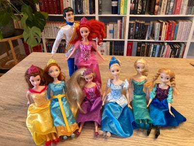 Barbie, Disney prinsesser, 7 Disney prinsesser og en prins
Dukkerne er lavet af Mattel (Barbie) som 