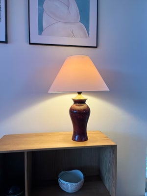 Bordlampe, Fin bordlampe
Lampeskærmen har lidt brugstegn på den ene side men det kan man bare vende 
