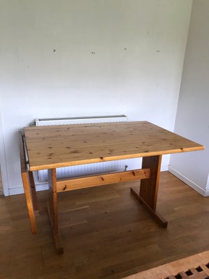 Spisebord, Spisebord i fyrretræ.

1 tillægsplade 40 cm.

L 117 cm  B 78 cm  H 73 cm