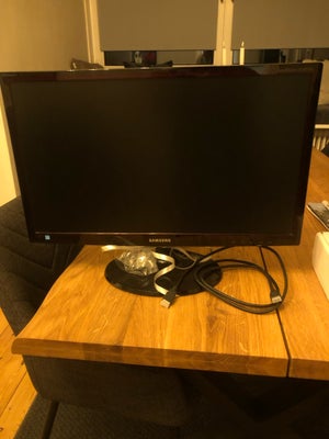 Samsung, fladskærm, 24 tommer, God, Pc skærm 24 tommer - Samsung - god stand incl strømstik og hdmi 