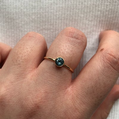 Ring, guld, Håndlavet unika guldring med den smukkeste blå safir fra den svenske guldsmed Caroline H