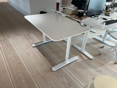 Skrivebord, IKEA, Sælger 5 BEKANT skriveborde fra IKEA - uden hæve/sænke funktion

3 stk er 120 cm x