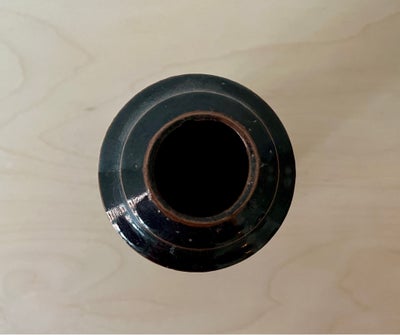 Vase, Keramik vase, Ukendt, Keramik vase, mørkebrun glasur, rillet overflade struktur. Fin stand
Dim