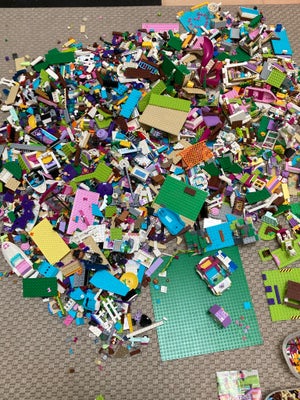 Lego Friends, Masser af Lego friends. Både helt store pakker og mindre pakker. Der er også en smule 