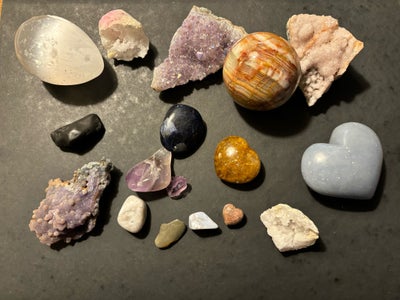 Smykker og sten, Krystaller, Mange forskellige krystaller. Blandt andet Ametyst, stort Angelit hjert