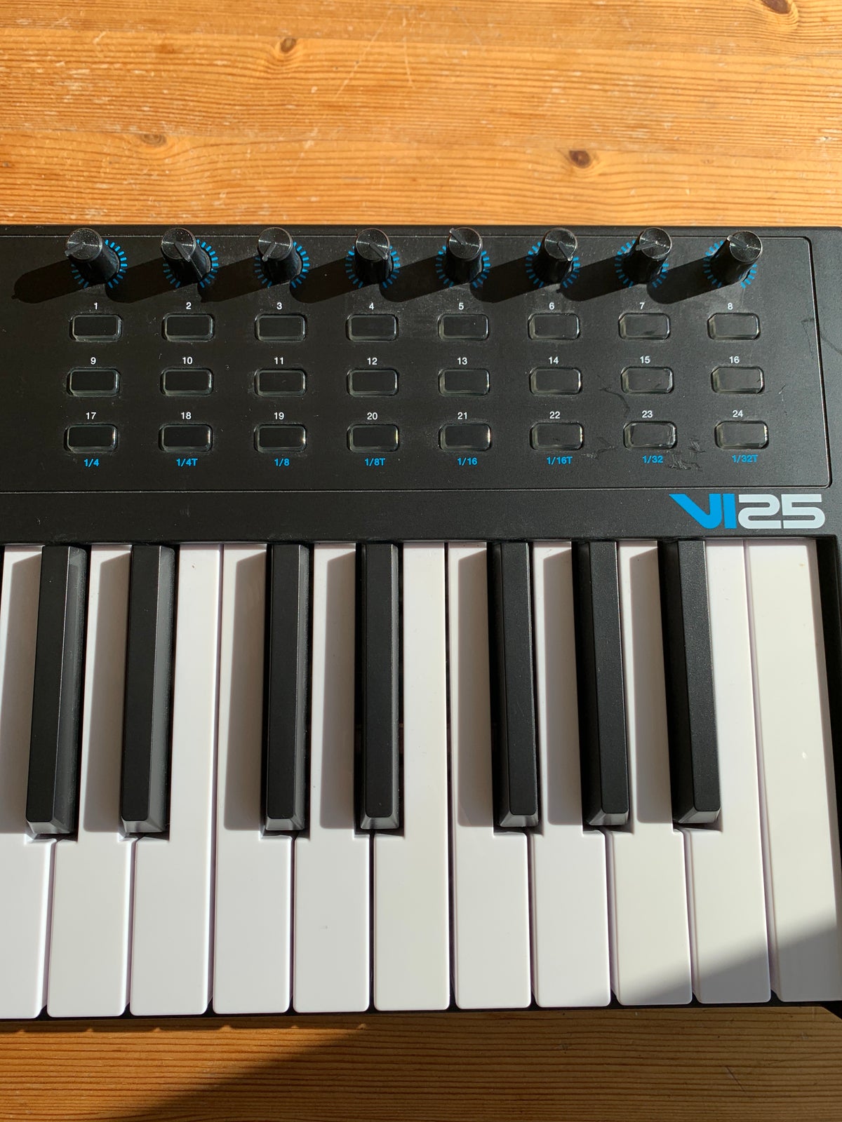 Midi keyboard, Alesis VI25