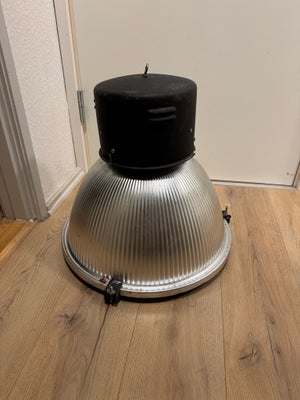 Anden loftslampe, Industrilampe omdannet med alm. fatning