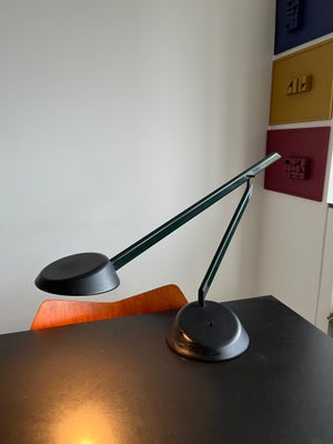Arkitektlampe, Oluce Lester, 
Oluce Lester bordlampe fra 1987 designed af Vico Magistretti.

Stilren