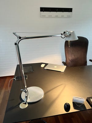 Artemide, Tolomeo, arkitektlampe,  Flot arkitekt populær skrivebordslampe i aluminium, giver et flot