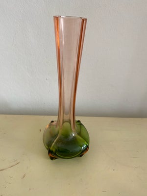 Vase, Vintage glasvase, Smuk vintage glasvase. 21 cm høj. Farver glas. 