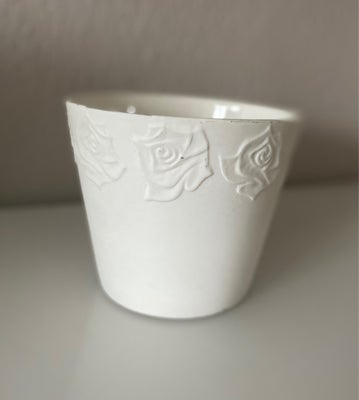 Vase, Potteskjuler, Pæn potteskjuler i Offwhite porcelæn, med blomsterkant. 
“Ru”/mat på ydersiden, 