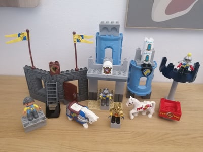 Lego Duplo, Ridderborg, Heste, Riddere, Bygningsdele samt andet som er vist på billedet

