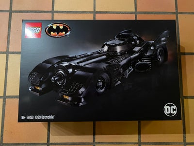 Lego Super heroes, 76139 - 1989 Batmobile, Ny og uåbnet.

Kassen skal afhentes i Jyllinge og betalin