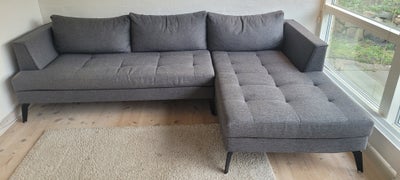 Sofa, Skøn sofa i mørkegrå farve med sorte metalben. Betrækket på ryghynderne kan lynes af og vaskes
