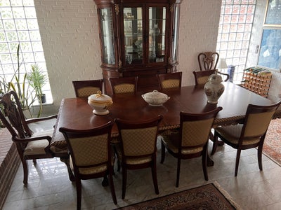 Spisebord, Imponerende bord med 2 ekstra midterplader, og 10 stole (2 af dem med armlæn