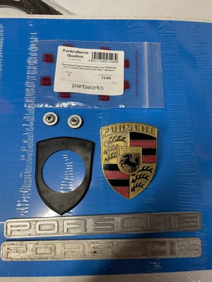 Emblem, Porsche, Meget fint emblem med ny pakning og låse. 

Incl lidt extra alu skilte. 