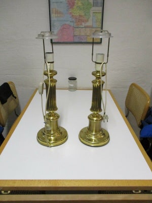 Anden bordlampe, Messing, To flotte bordlamper i messing, der virker. 50.cm
ingen lampeskærme.