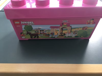 Lego andet, Juniors Ponyfarm. Stor Legoboks med indhold. Indeholder stald,spring, hovedtøj til heste