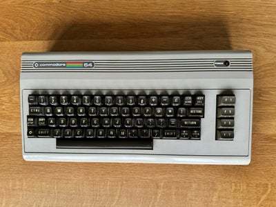 Commodore 64, spillekonsol, God, Fuldt fungerende Commodore 64 i særdeles flot stand. 

Maskinen er 