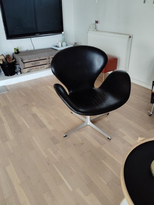 Arne Jacobsen, 3320, Loungestol, Sælger denne smukke Arne Jacobsen Svanen i sort læder, produceret a