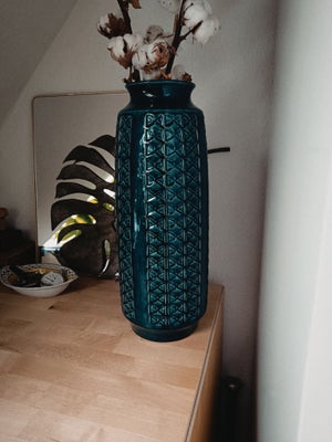 West Germany gulv vase, West Germany, Stor West Germany gulvvase. I mørkeblå glasur
Har en hårfin re