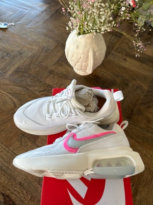 Sneakers, str. 38,5, Nike ,  Hvid med pink ,  Ubrugt, Jeg sælger disse helt nye og ubrugt Nike air m