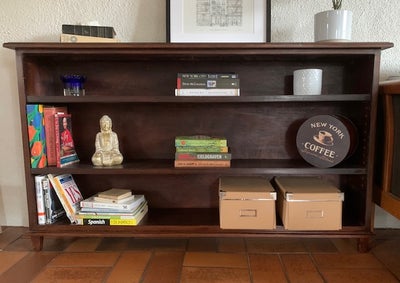Reol, b: 138 d: 25 h: 80, Flot træ reol. Skal hentes selv.

Nice wood bookshelf. Must pick up self. 