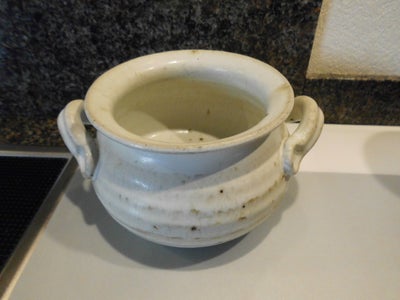 Keramik,  Keramik krukke, 
Med lys glasur.
Pæn stand uden skår.
Højde: 8 cm.
Dm.: 12,5 cm.

Pris: 55