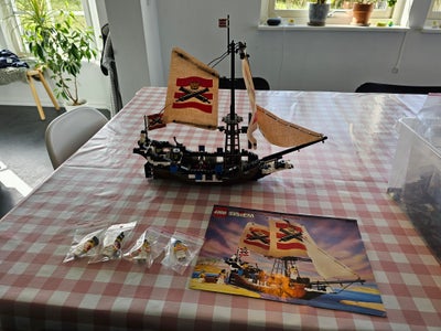 Lego Pirates, 6271, 6271 lego pirat skib i god stand.
Komplet sæt. De 2 blå lamper er fundet efter b