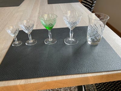Glas, Vinglas, Wien antik, 9 rødvinsglas, 10 ølglas, 6 grønne hvidvinsglas, 10 portvinsglas, 8 snaps