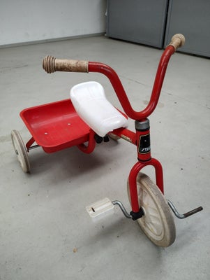 Unisex børnecykel, trehjulet, Stiga, Gammel rød børnecykel af mærket Stiga. Den ene pedal er faldet 