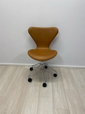 Arne Jacobsen, stol, 3117 syver kontor, 3117 kontorstol af Arne Jacobsen, fremstår Nypolstrede i læk