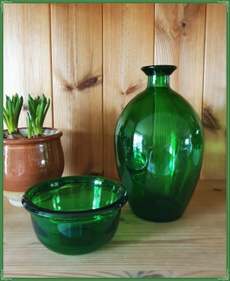 Grønt glas, Sæt i form af to smukke buttetede grønne flasker/vaser samt skål i den helt rigtige grøn