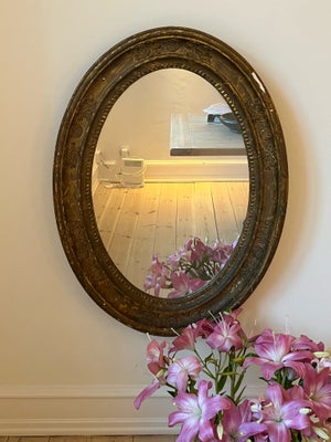 Vægspejl, b: 40 h: 90, Super smukt ovalt antikt guldspejl, der stammer fra en kirke i Frankrig. 

Se