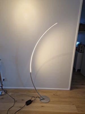 Gulvlampe, Dæmpbar gulvlampe i buet design. Ca 165 cm høj. Fejler intet.