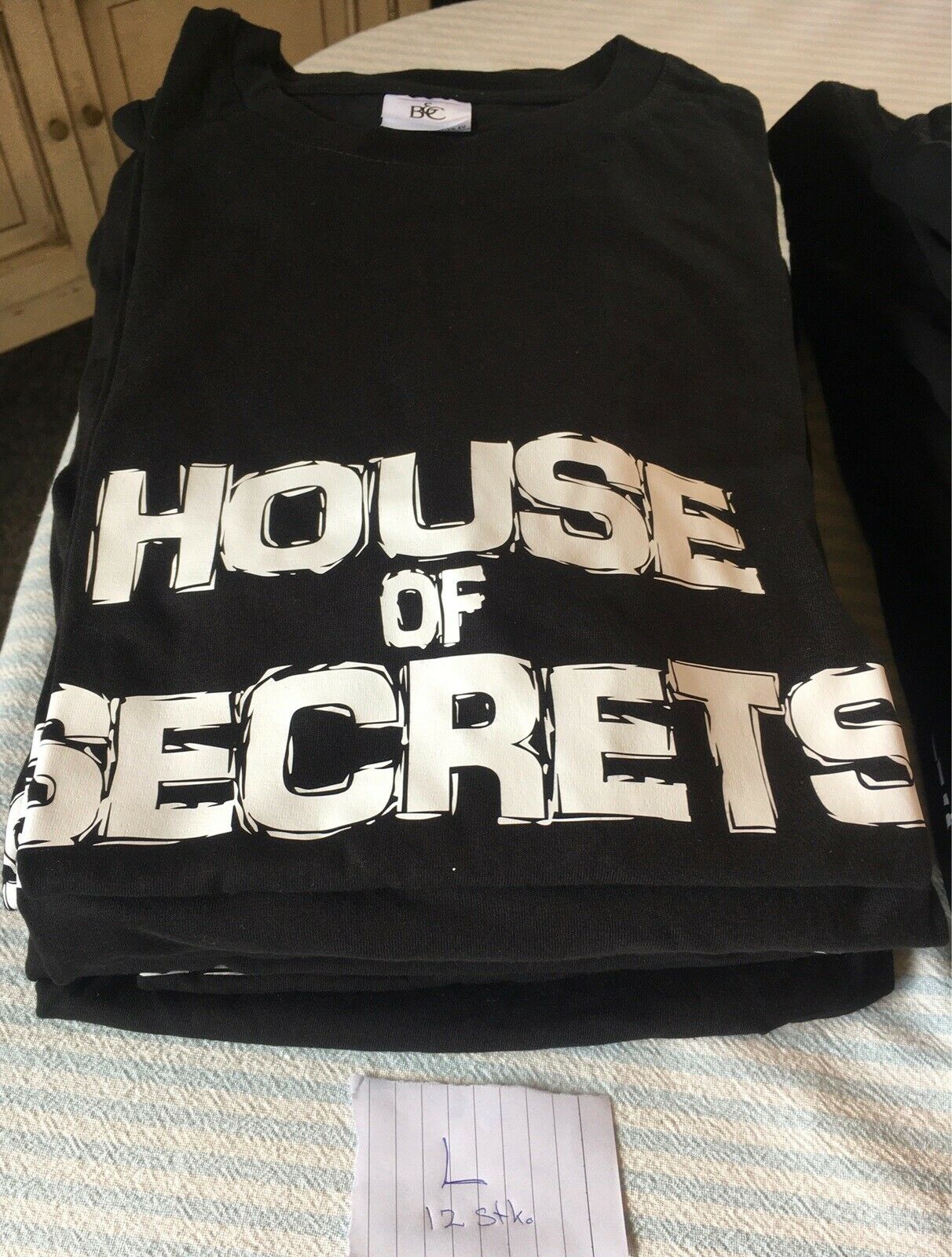 T-shirt, House Secrets T-shirt, - dba.dk - Køb og Salg af Nyt og Brugt