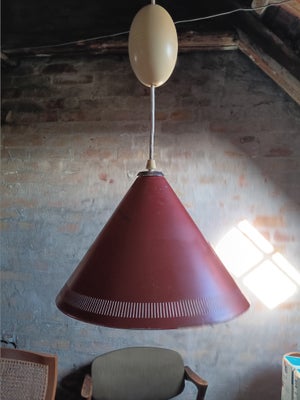 Anden loftslampe, LYFA, Billiard pendel af rødlakeret metal.
Kegle pendel.
1950'erne. Ø 36 cm. Frems