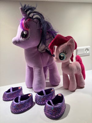 Build a Bear, Twilight sparkle my little pony med 4 sko og kappe + Pinkie pie som på billede. Sender