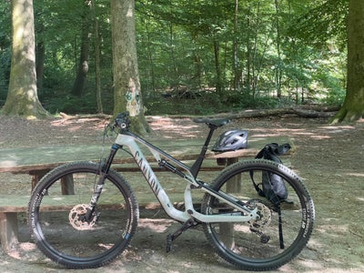 Canyon Neuron CF 9.0, full suspension, M tommer, 29 gear, Nice full suspension mountain bike. Summer
