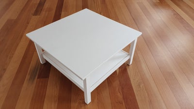 Sofabord, Hemnes, b: 90 l: 90 h: 46, Meget velholdt, hvid bejdse.
Nypris 1.499 (se foto)