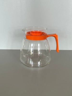 Glaskande, Retro kaffekande (1.350 ml) i glas med orange hank og låg.
H=16 cm
14 cm på det tykkeste 