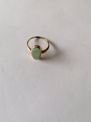 Ring, forgyldt, Ring med lysegrøn sten der er ingen stempler ringstørrelse 54