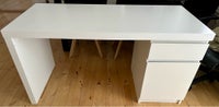 Malm skrivebord 
Måler 140 x 65 cm 
Er skruet f...