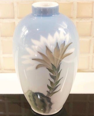 Porcelæn, Vase, Royal Copenhagen, Flot Royal Copenhagen kaktus vase 11cm nr 2672/47A fast pris 200kr